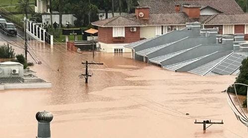 O número de mortes confirmadas decorrentes das fortes chuvas que caem no Rio Grande do Sul subiu para 83 e outros quatros óbitos estão em investigação para confirmar se há relação com os eventos meteorológicos da última semana.
